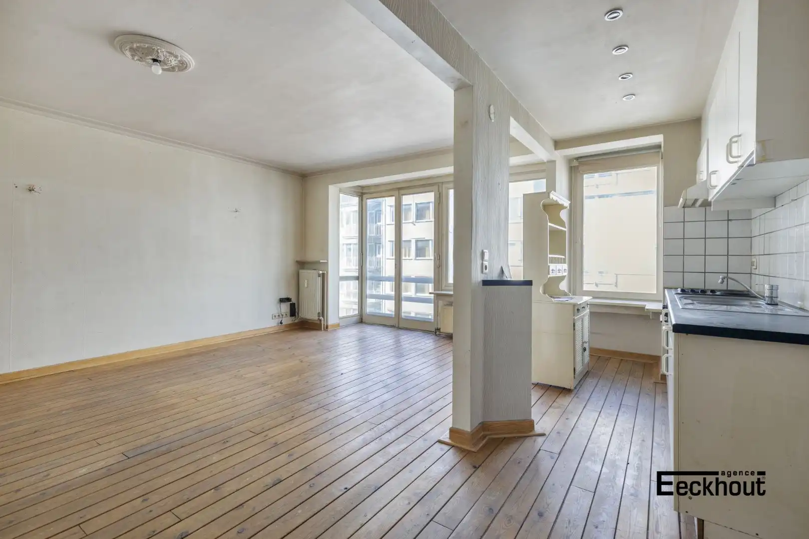 Op te frissen 2 slaapkamer appartement in hartje Oostende! foto 5