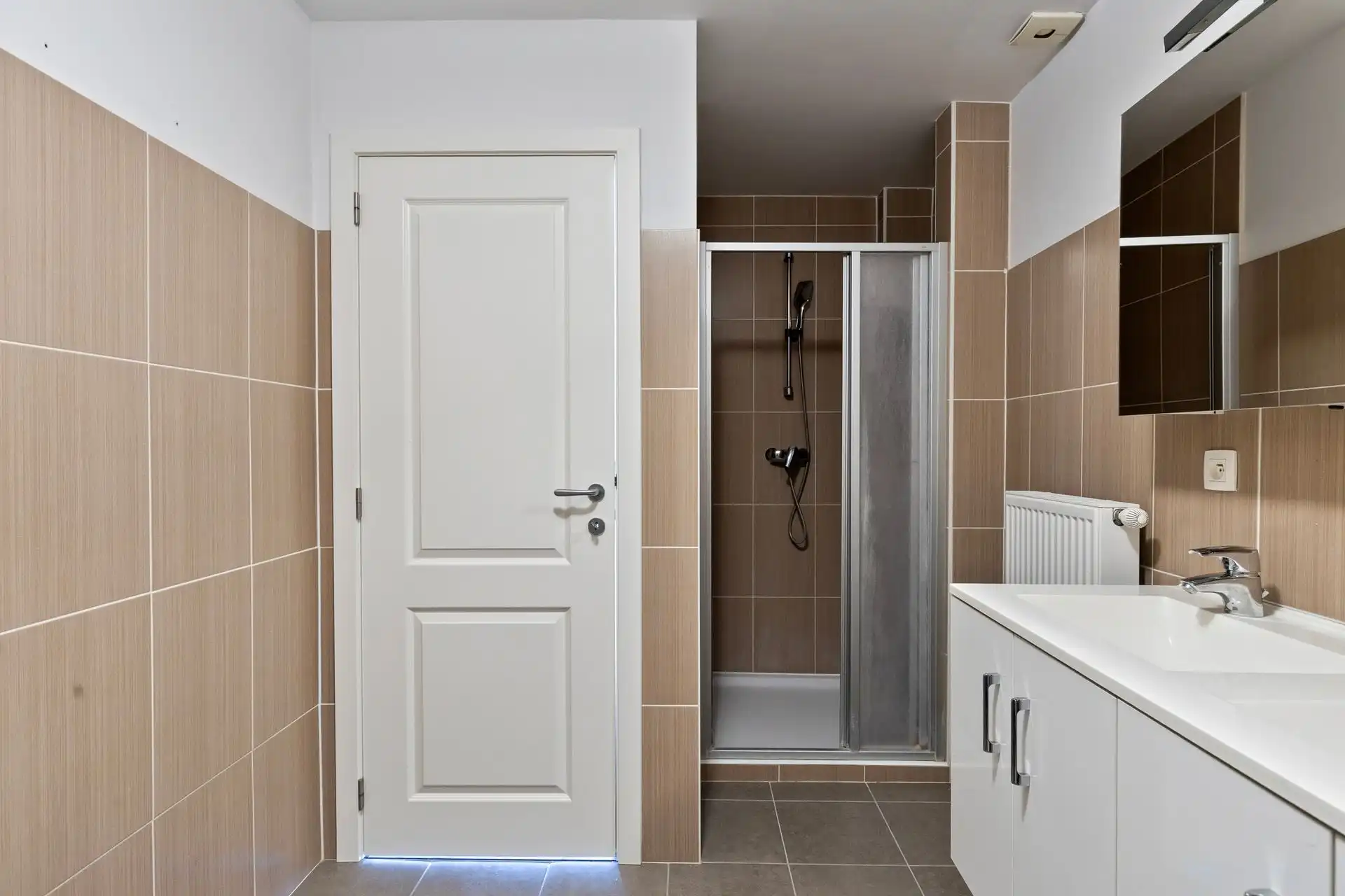 Nieuwbouw van 2012 in rustige straat foto 17