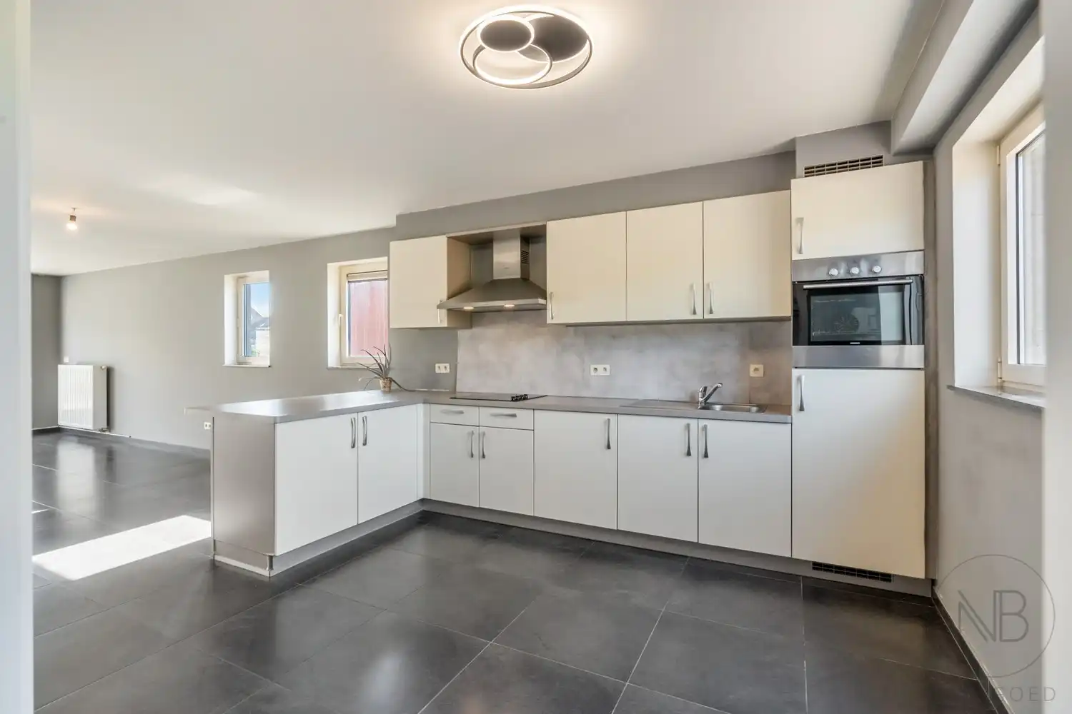 Ruim duplex appartement met 3 slaapkamers en groot terras in hartje Zutendaal foto {{pictureIndex}}