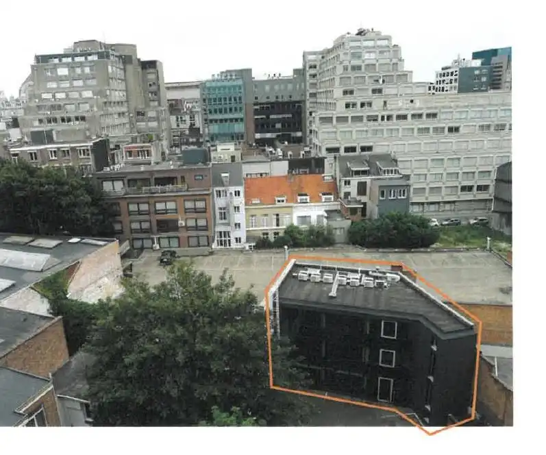 MODERN KANTOORGEBOUW MET PARKING foto {{pictureIndex}}