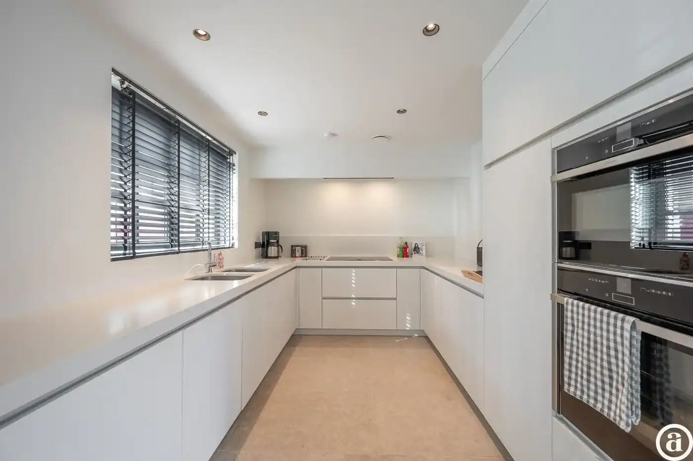 Ruime, recente hoekwoning gelegen vlakbij de groentenmarkt   foto 5
