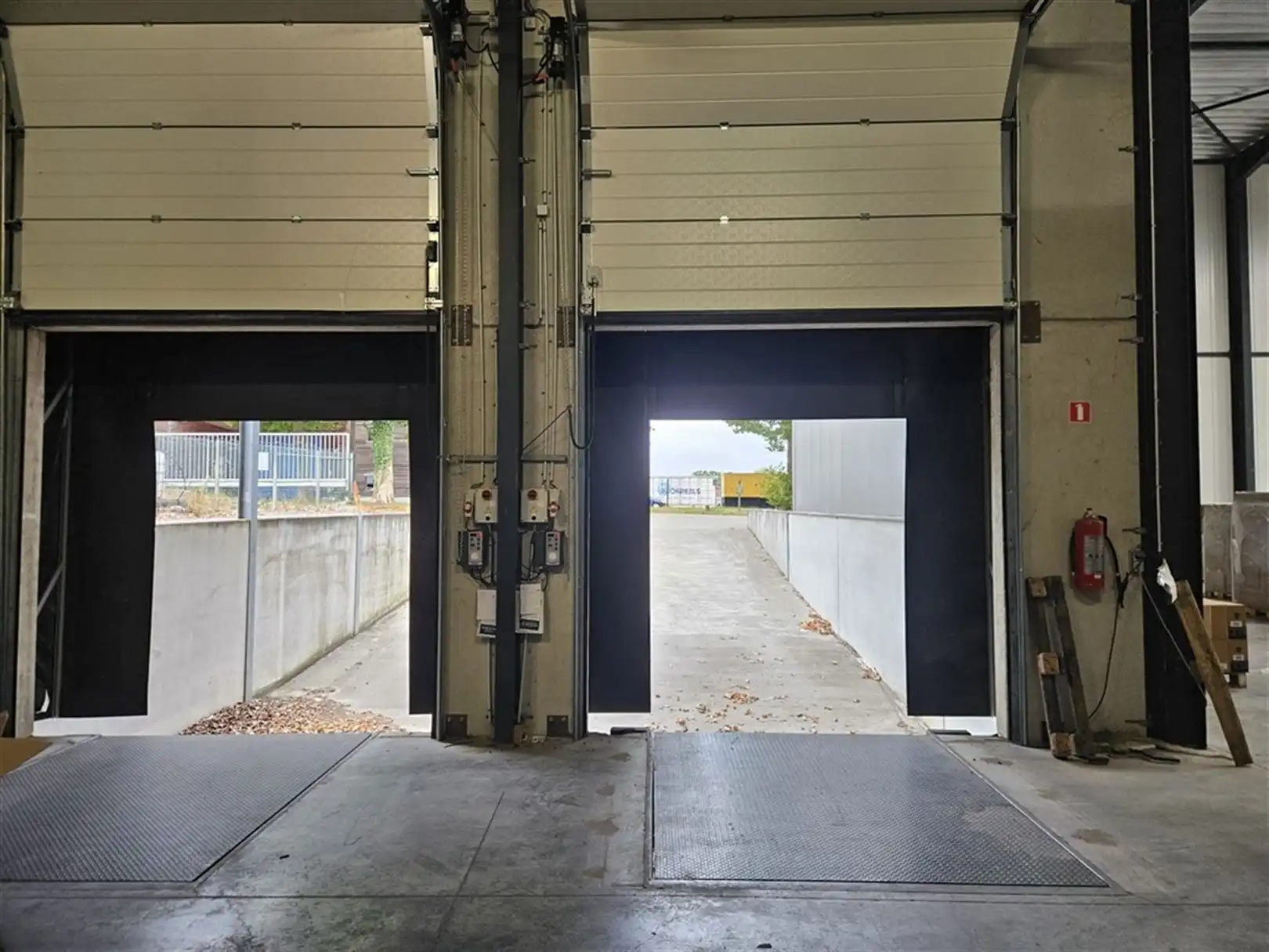 Recent magazijn met laad-en loskades foto 3