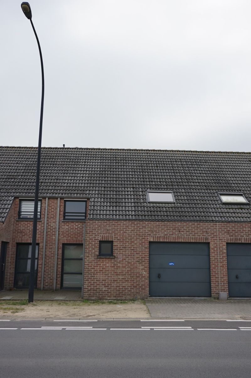 Zuidgerichte 3 slaapkamerwoning met inpandige garage. foto {{pictureIndex}}