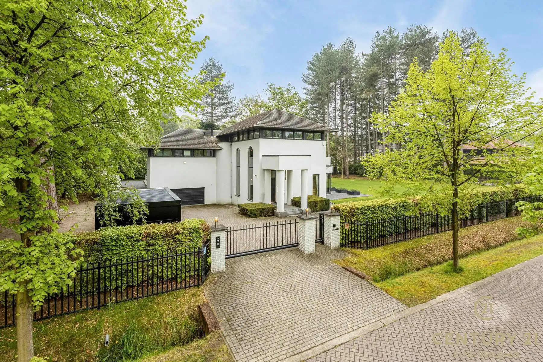Villa met binnenzwembad en COMPLETE wellness op ca 2590m² foto {{pictureIndex}}