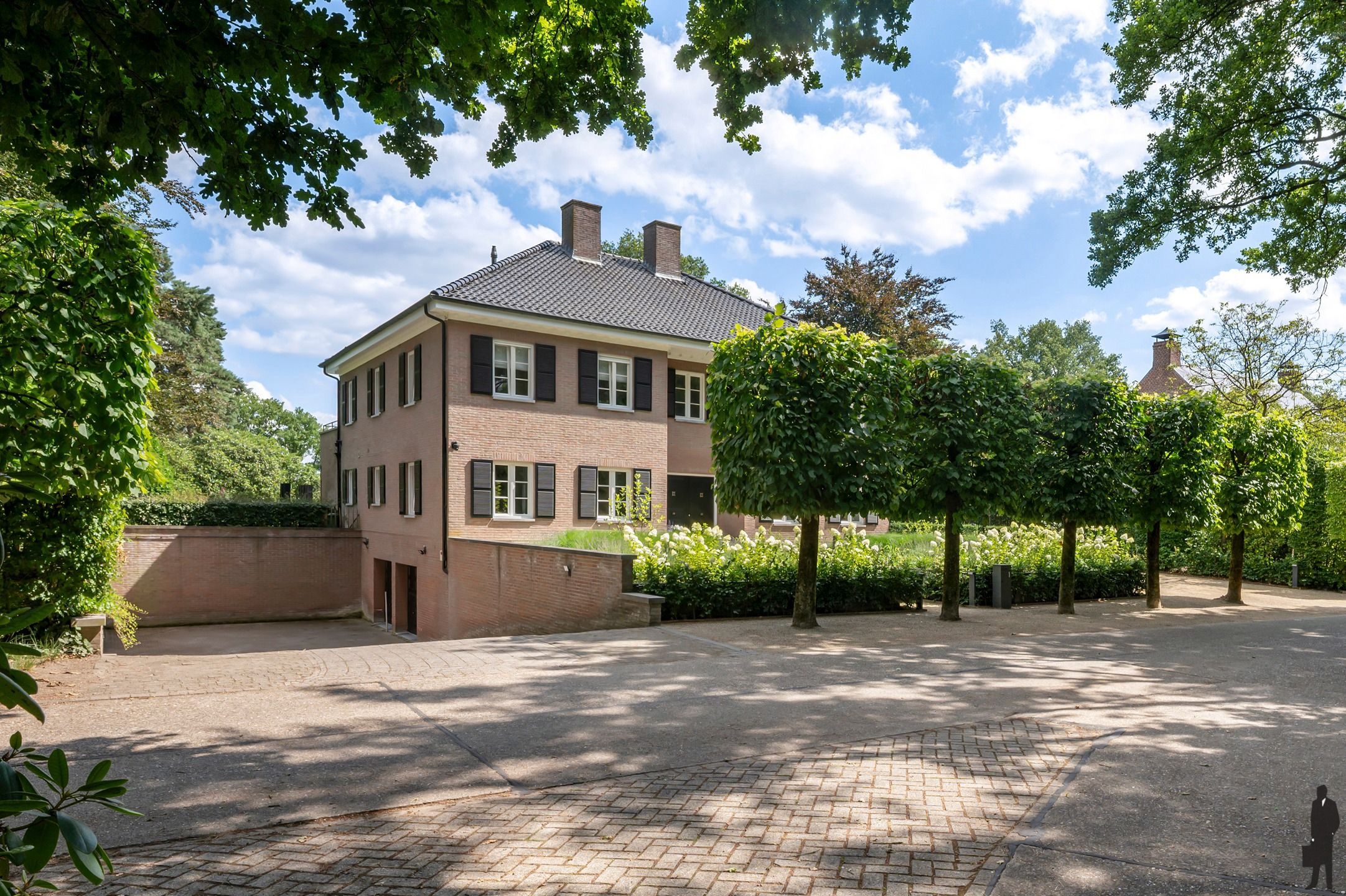 In de residentiële villawijk, De Meersebergen nabij Breda klassieke herenhuis op ca. 2135 m² met uitzicht op "Markdal". foto 46