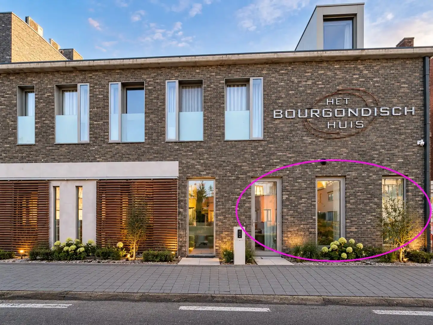 Luxueus en modern afgewerkt gelijkvloers appartement met tuin en 1 slaapkamer. foto {{pictureIndex}}