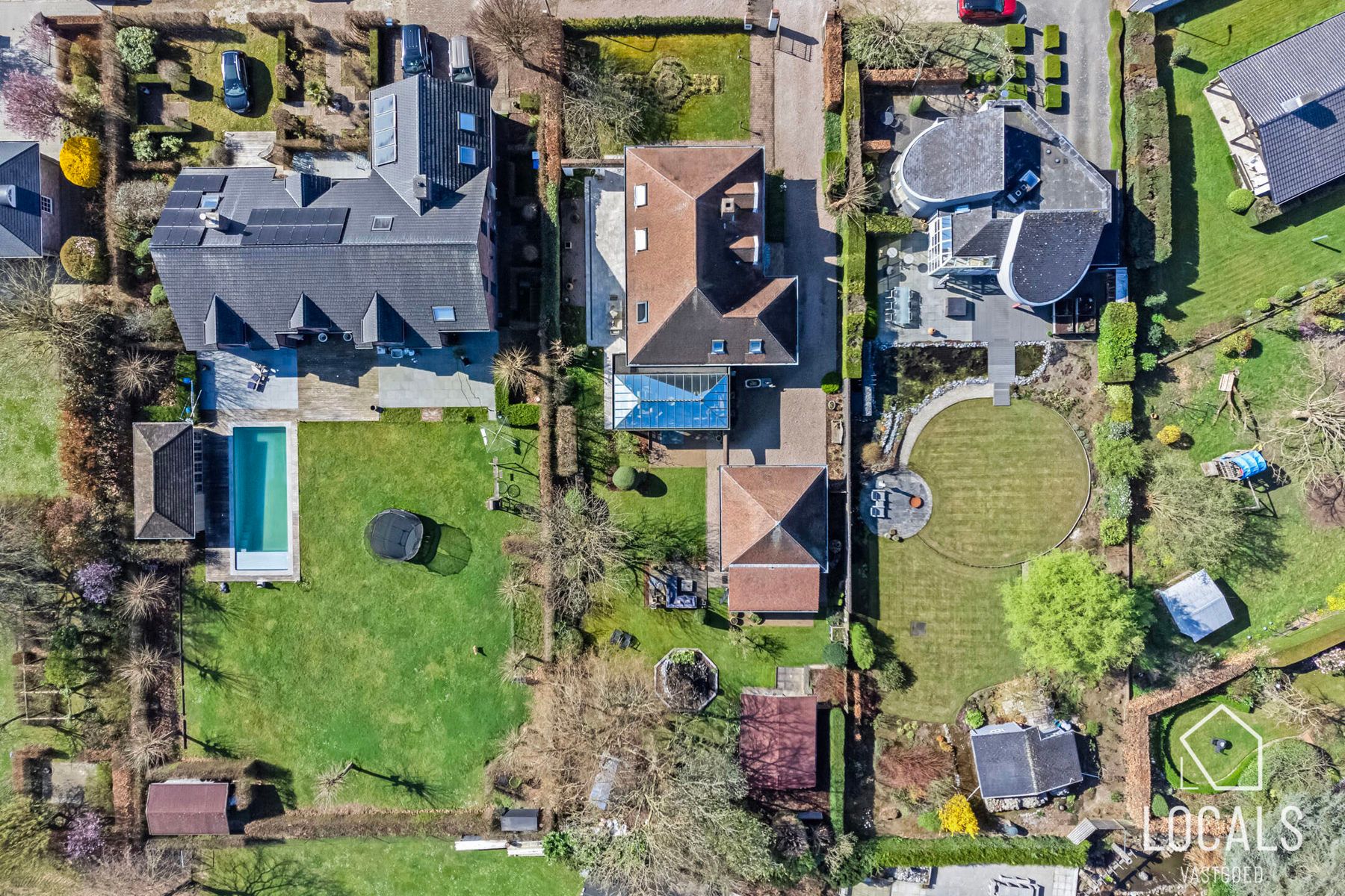 Tijdloze villa in doodlopende straat aan het bos foto 3
