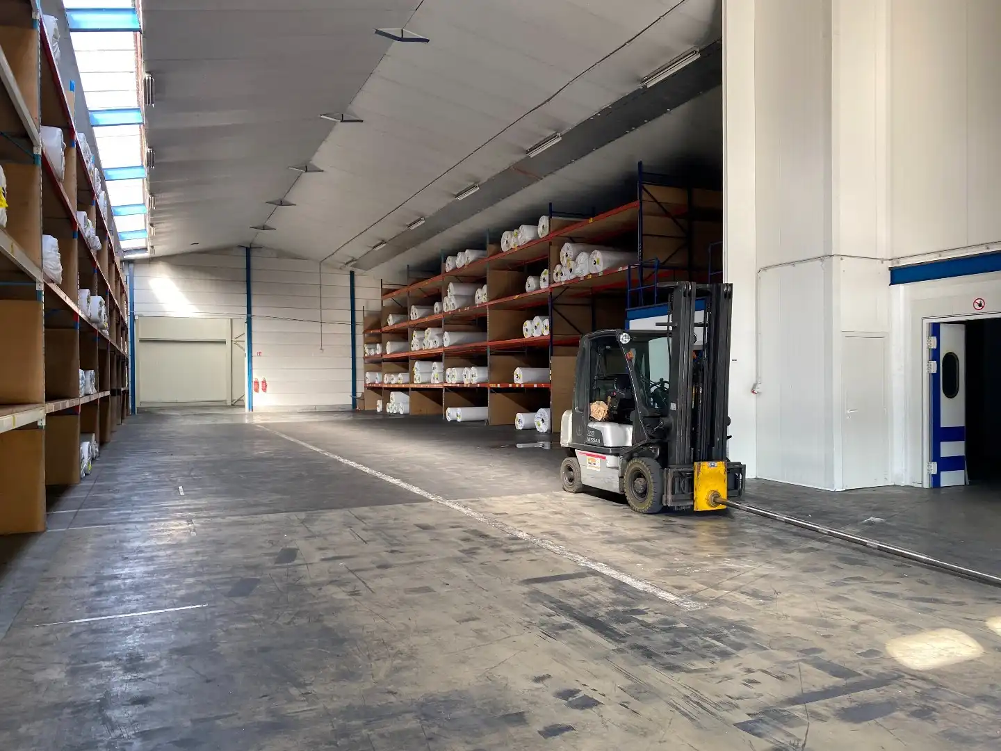 3 ruime loodsen (+-2110m²) met diverse mogelijkheden in een industriezone. foto 3