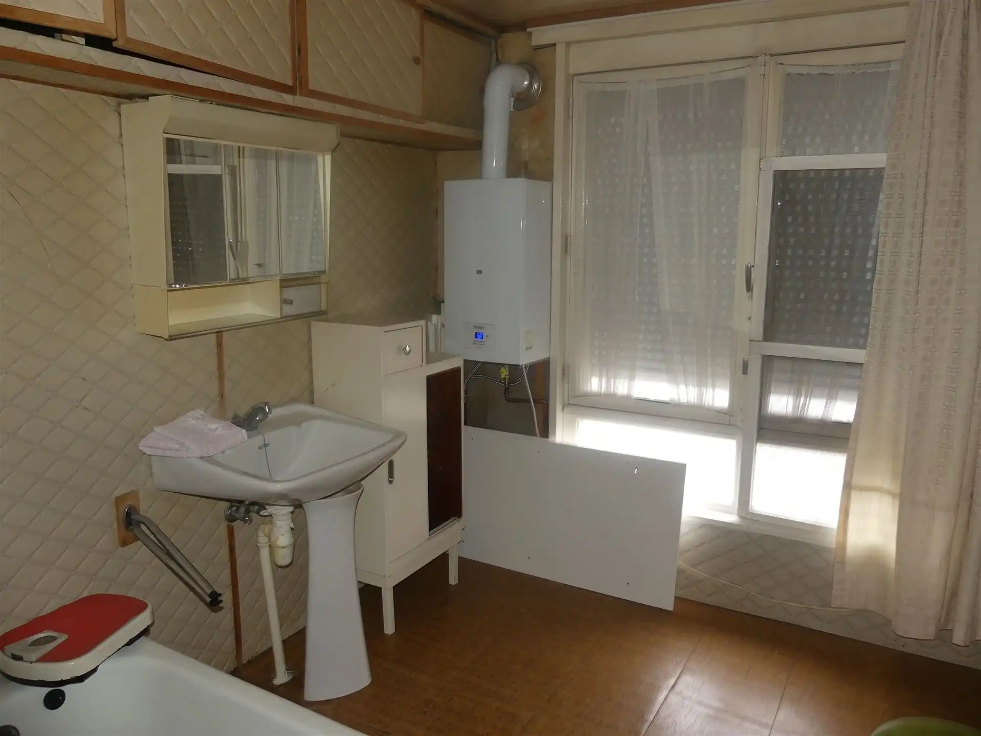 Te renoveren woning gelegen nabij het water! foto 9