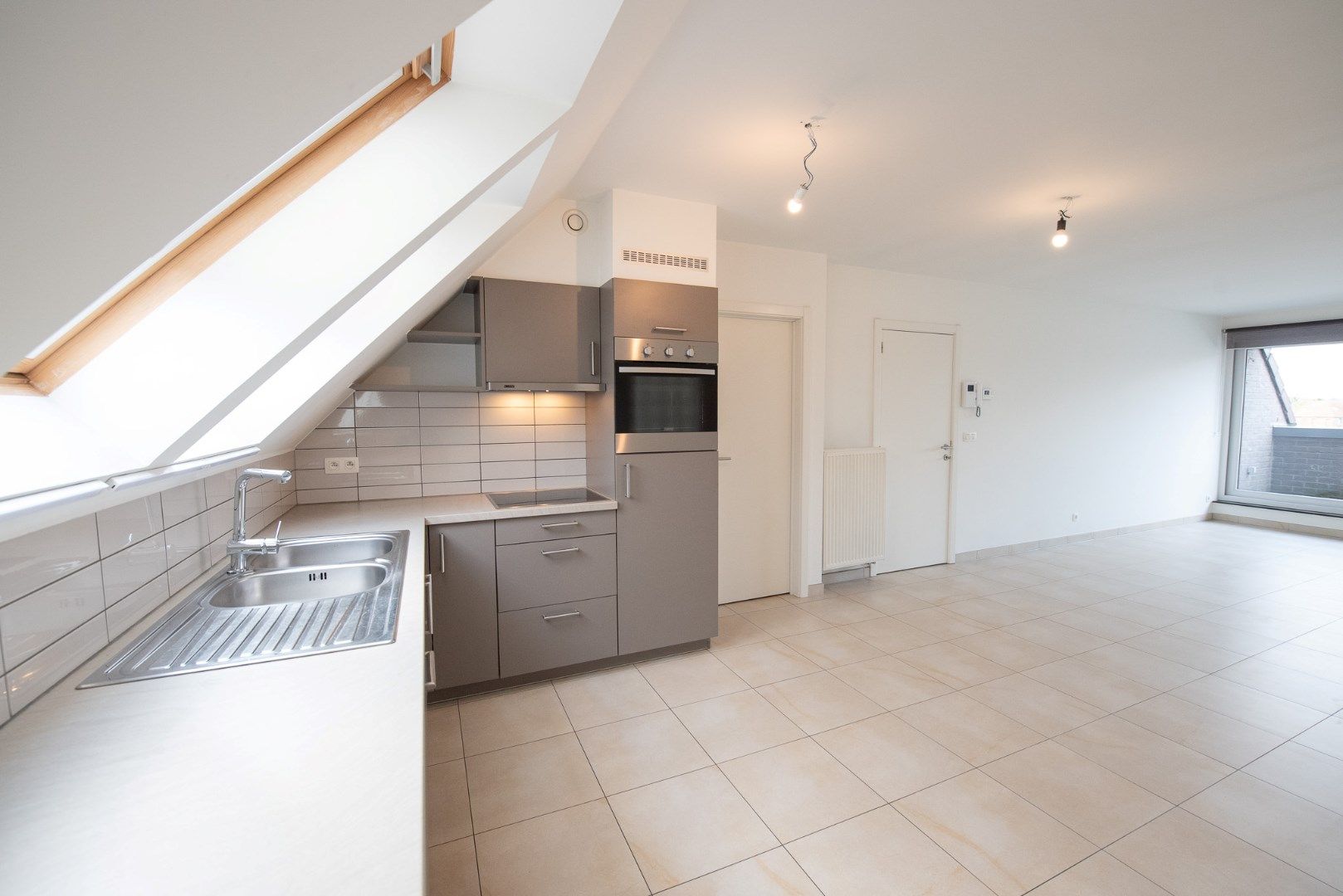 Recent en ruim duplex appartement met 4 slaapkamers! foto 4