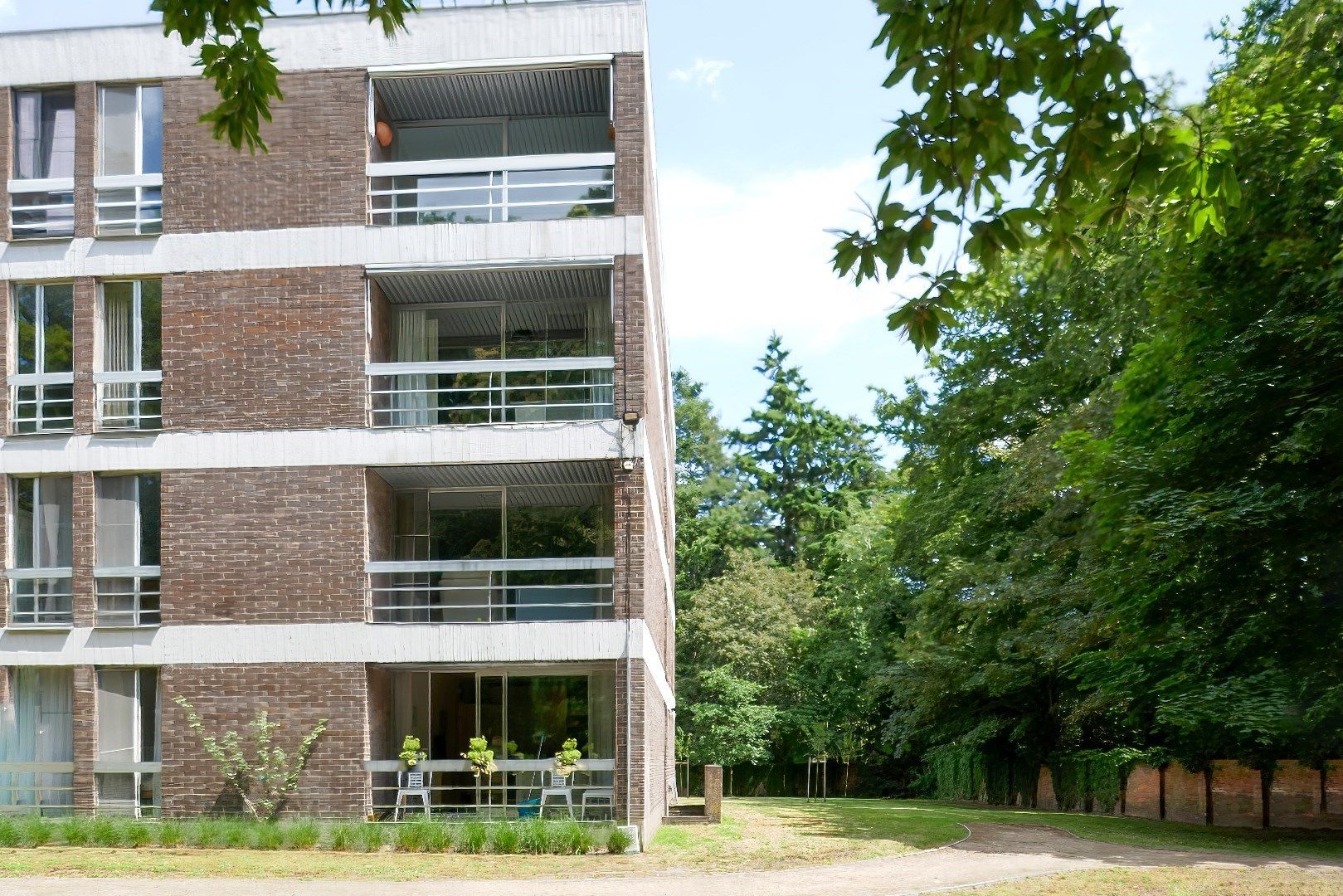 Gerenoveerde serviceflat op derde verdieping te midden het groen in Assebroek. foto {{pictureIndex}}