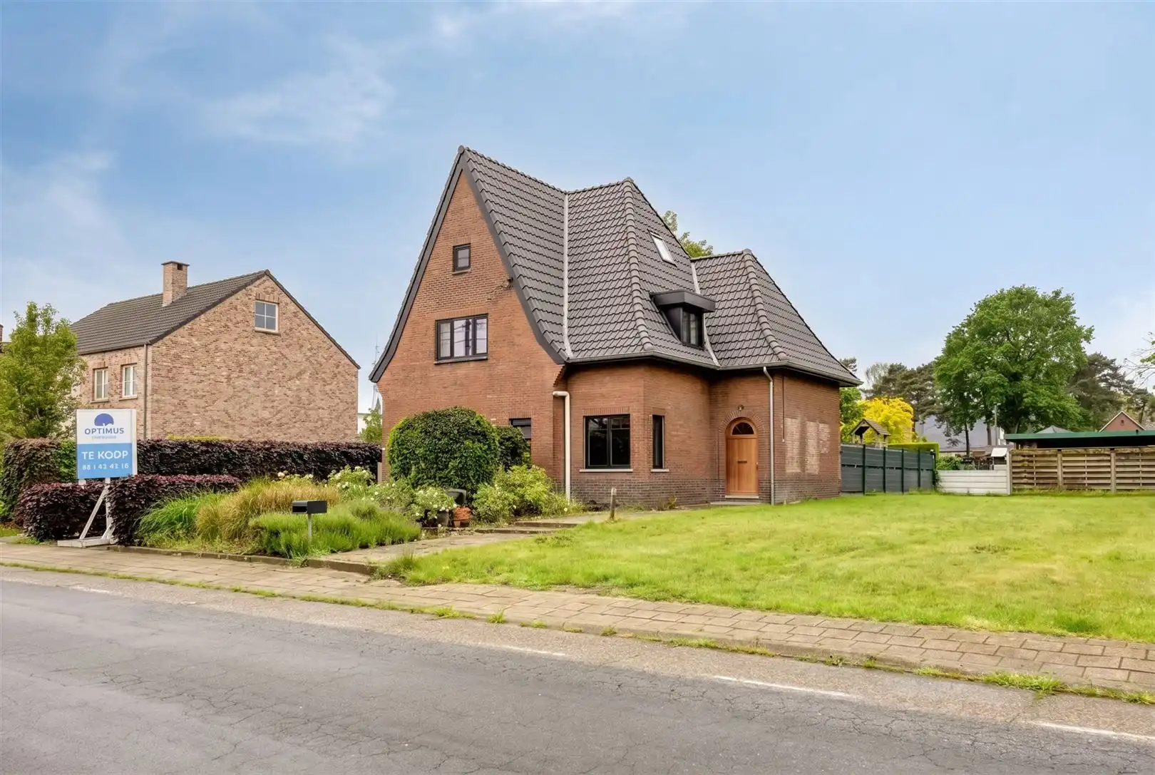 TE KOOP: Ruime gezinswoning met 4 slaapkamers op centrale ligging in Houthalen! foto {{pictureIndex}}