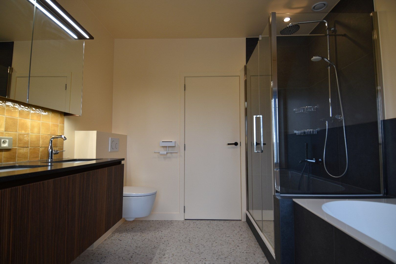 Vernieuwde eigendom met garage, tuin en topligging te koop aan de rand van Gullegem foto 9