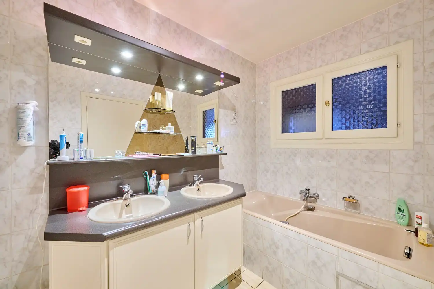 Residentieel en op een uitgestrekt perceel gelegen vernieuwde woning met 3/4 slaapkamers foto 13