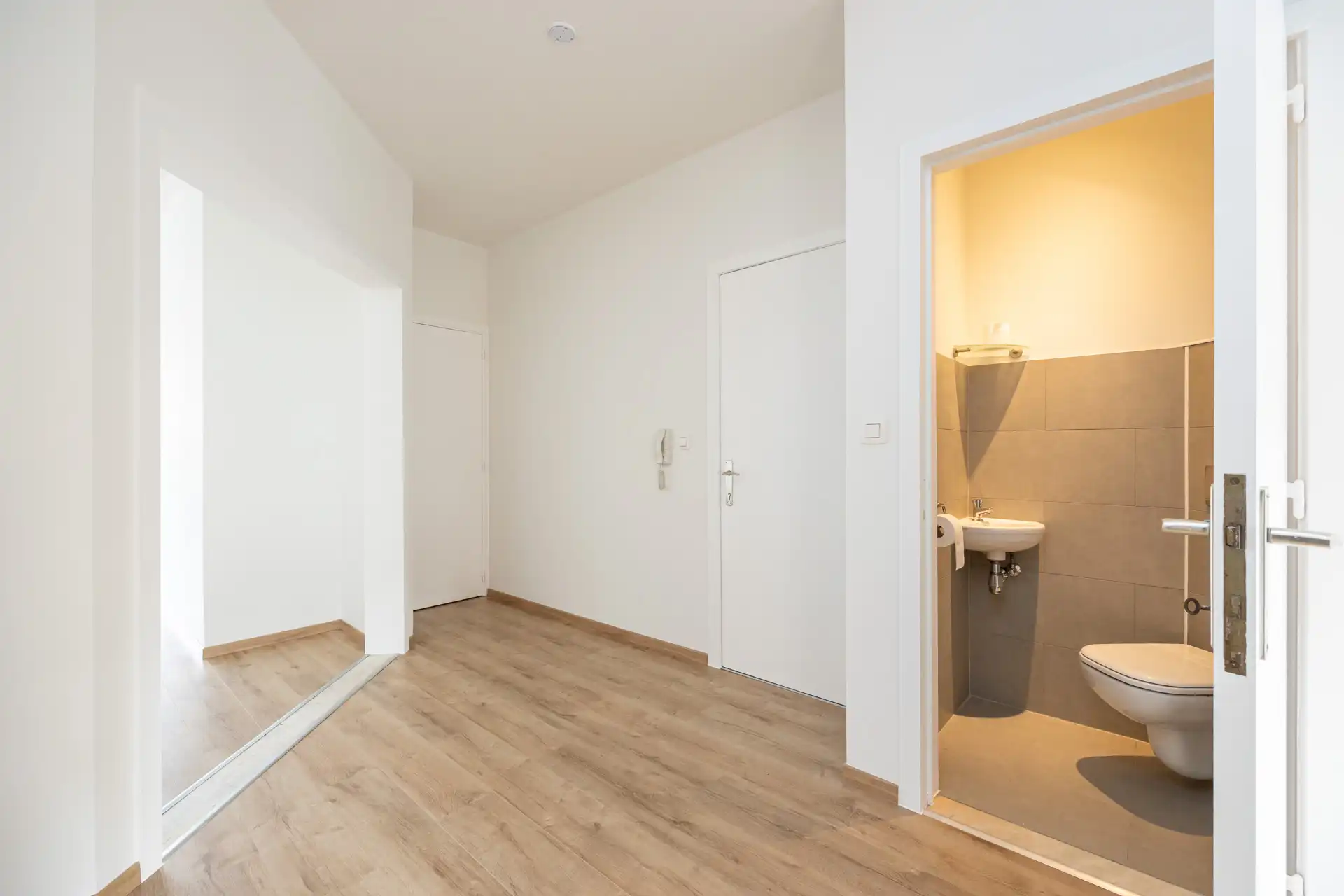 Instapklaars gelijkvloersapp met 2 slaapkamers + garagebox foto 6