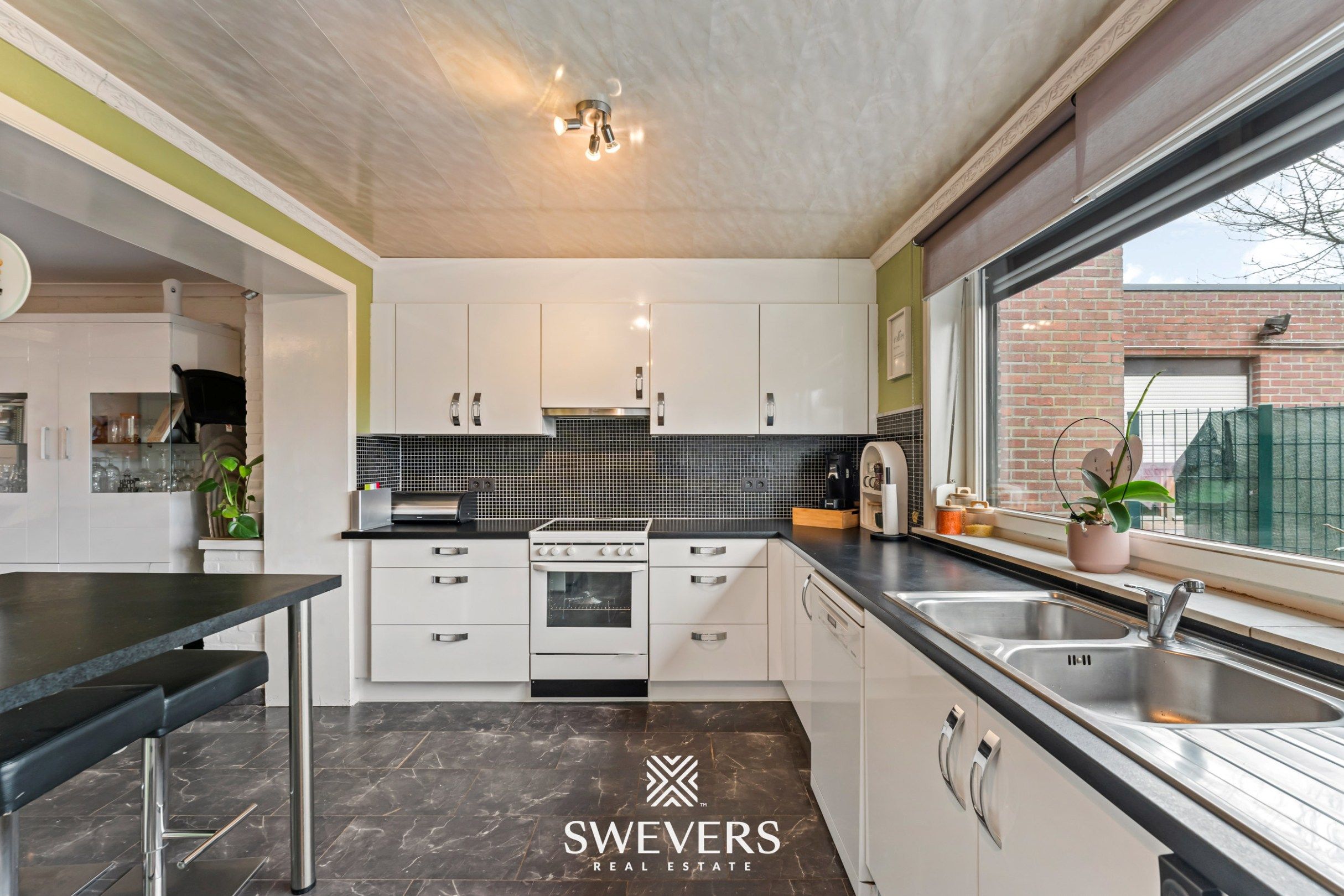 Instapklare gezinswoning met privacy en ideale ligging in Genk foto 10