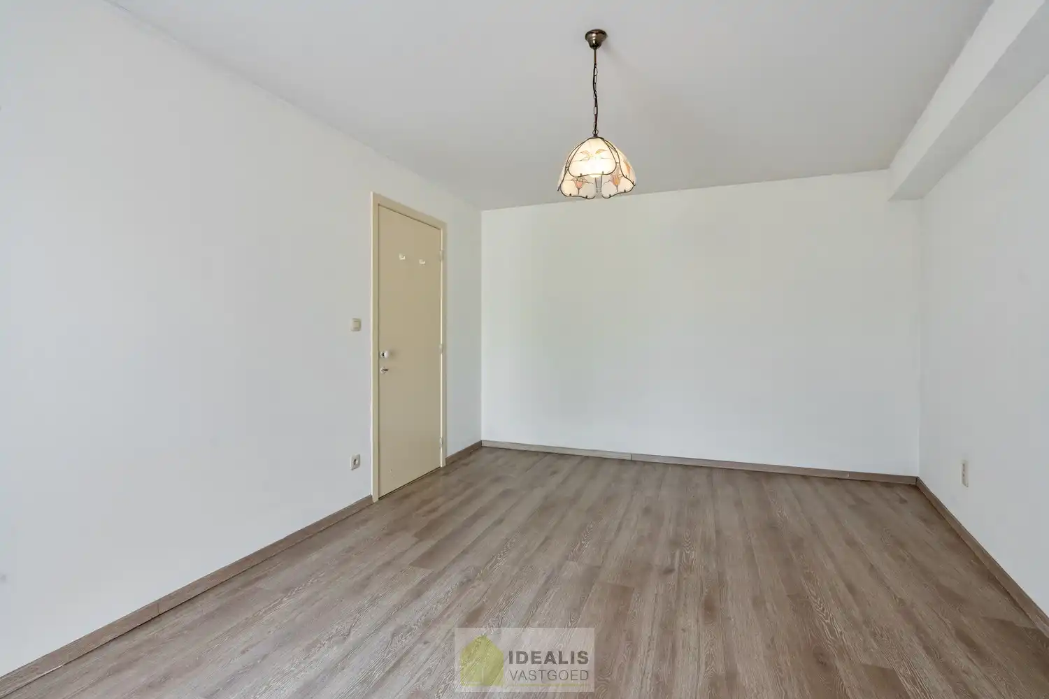 IDEALIS VASTGOED - PRACHTIG  EN LUXUEUS GELIJKVLOERS APPARTEMENT VAN MAAR LIEFST +-122M² IN EEN KLEINSCHALIGE RESIDENTIE MET 2 SLAAPKAMERS, AANGENAME LEEFRUIMTE MET AANSLUITEND KEUKEN MET KEUKENEILAND, BADKAMER VOORZIEN VAN BAD EN DOUCHE, ZEER RUIME GARAGE (+-28M²) EN TERRAS MET AANGELEGDE TUIN . Zeer geschikt voor kandidaten op zoek naar betaalbare woonruimte in zeer goede staat vlak bij de stadskern van Bree! foto 19