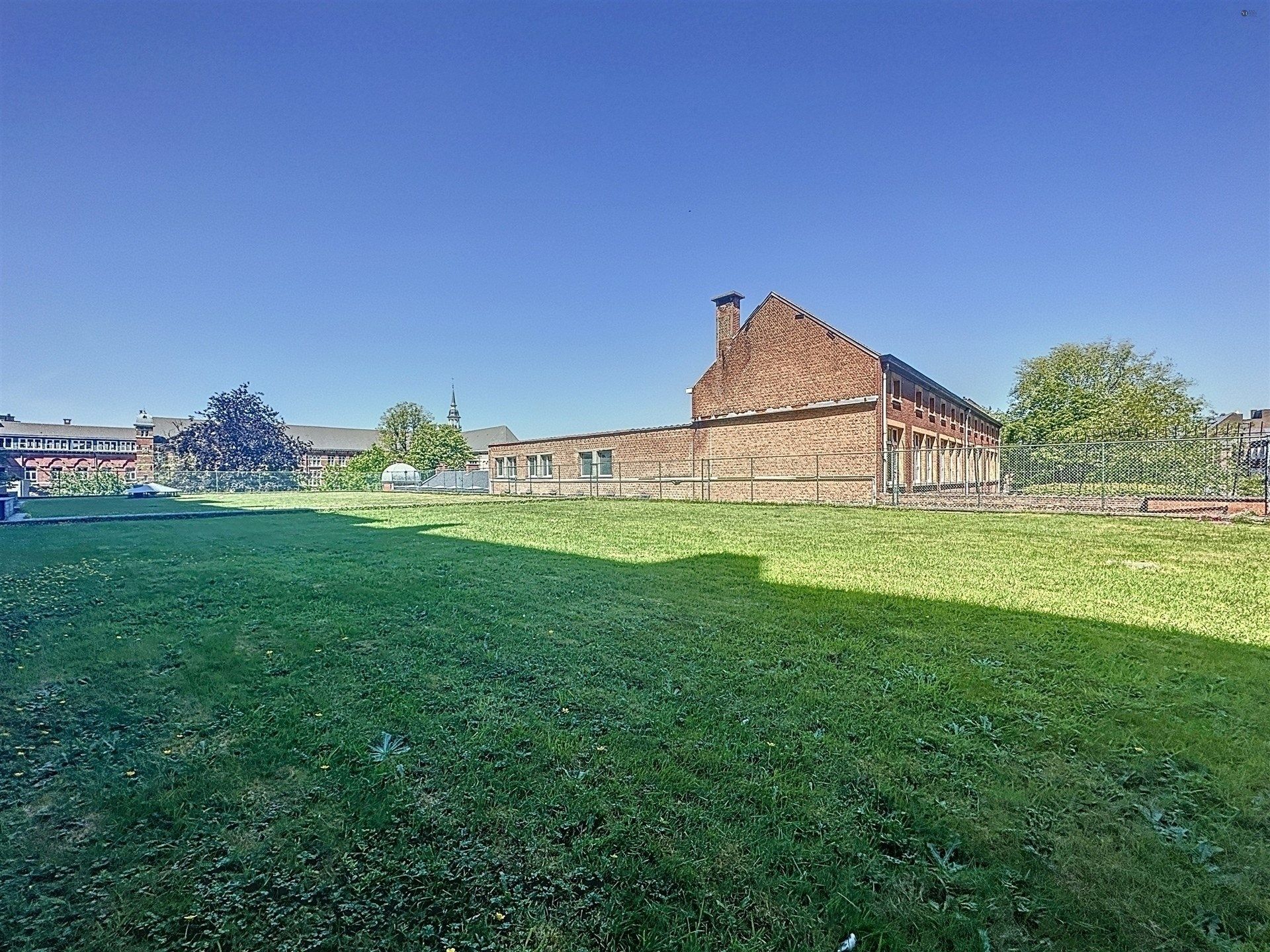 Instapklaar 2-slaapkamer appartement met 40m² terras op toplocatie. foto 14