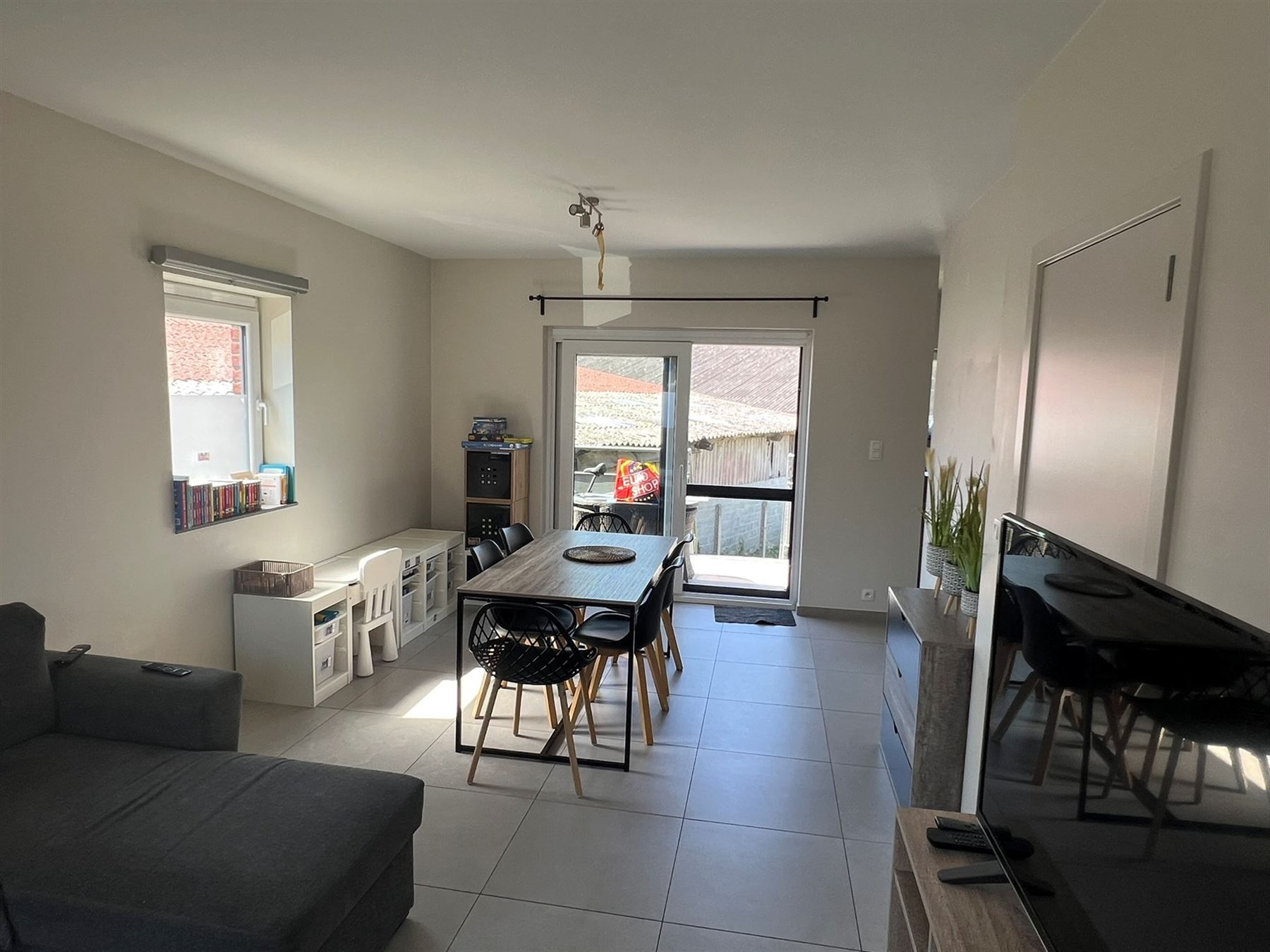 Gezellige en rustig gelegen nieuwbouw woning met 2 tuin foto 2