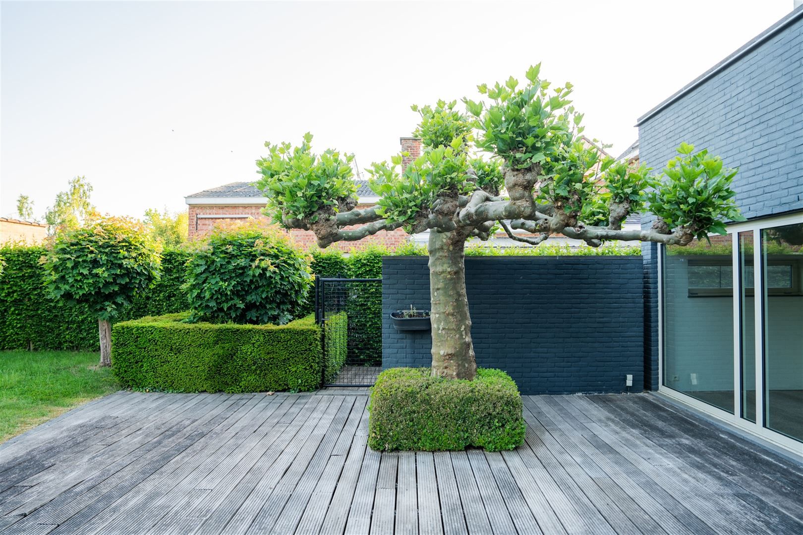 Vrijstaande villa met dubbele garage en tuin. foto 4