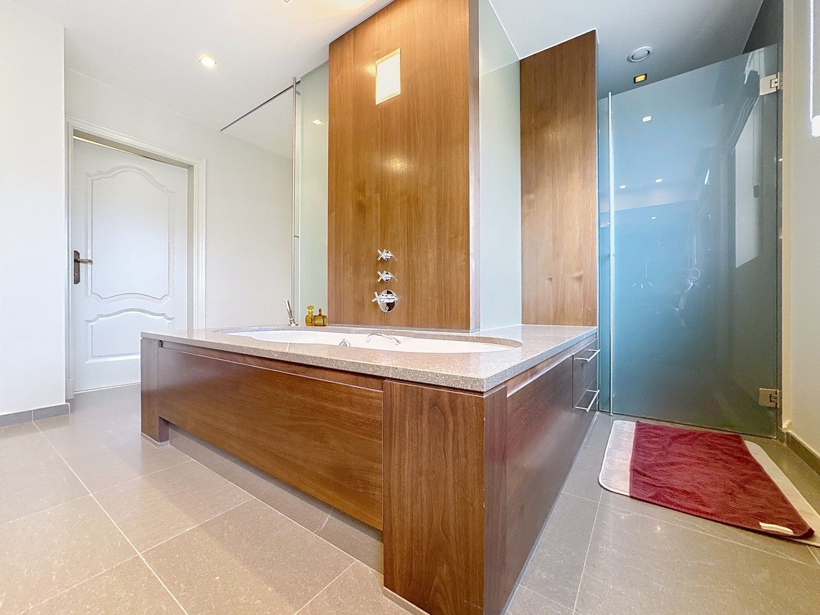 Instapklaar, luxueus afgewerkte VILLA (5 slpkms, dubbele garage, ...) met BIJGEBOUWEN (stallingen en bergplaats). Grondopp.: 2.814m2 + Optioneel : braakliggend stuk industriegrond. foto 16