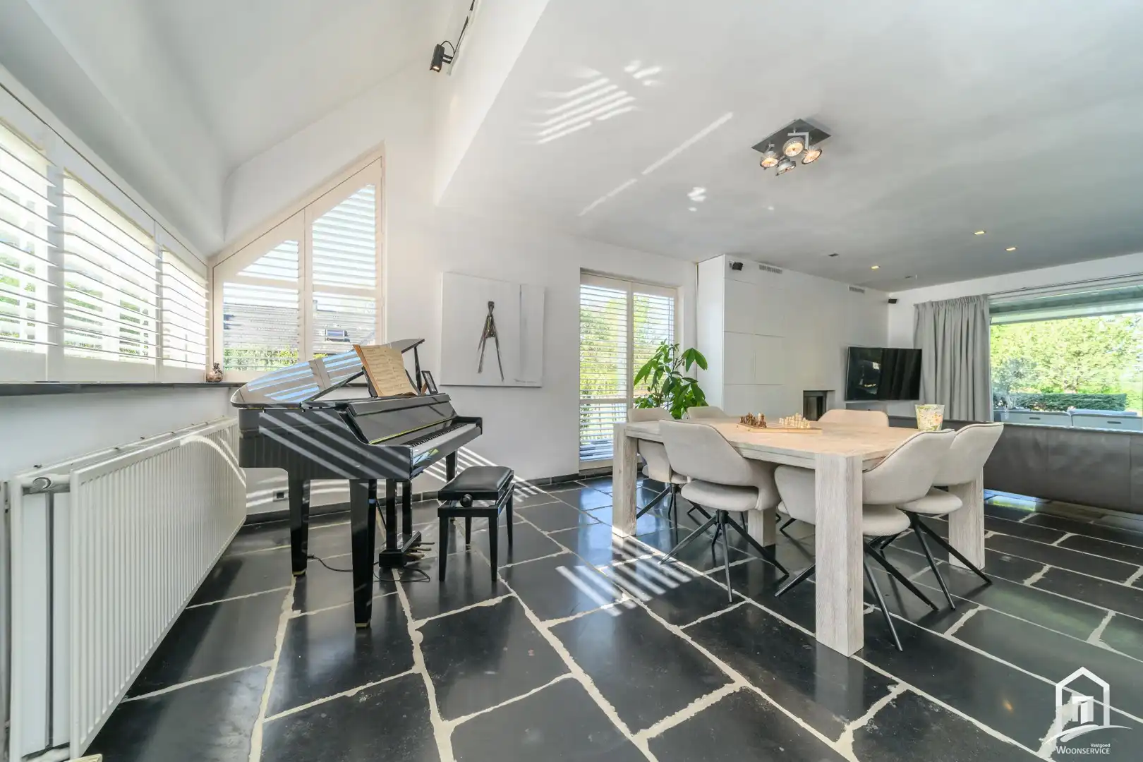 Instapklare villa met 3 SLK's, garage en riante tuin met zwembad foto 4