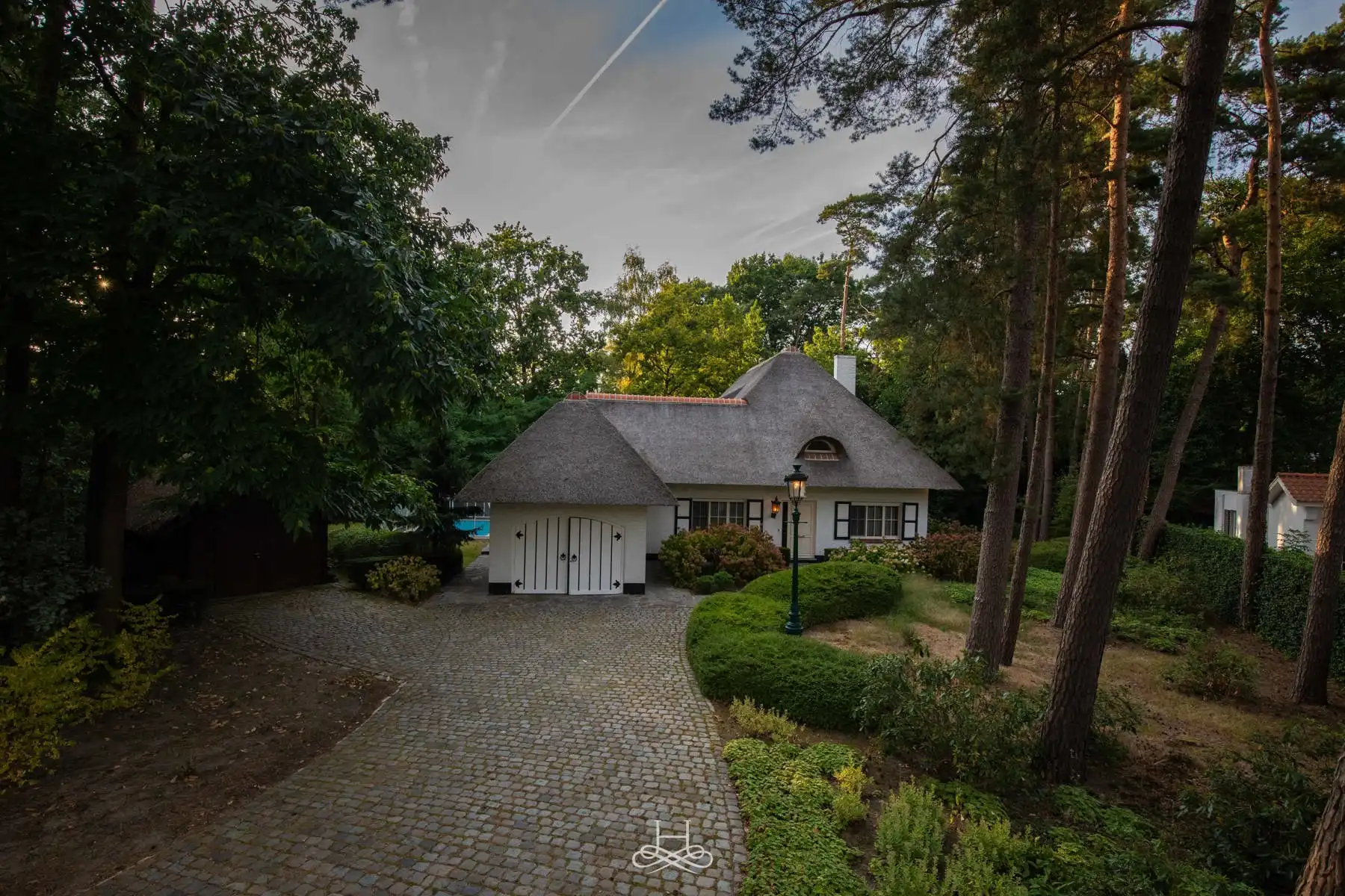 Hoofdfoto van de publicatie: Karaktervolle villa op een zeer ruim en groen perceel