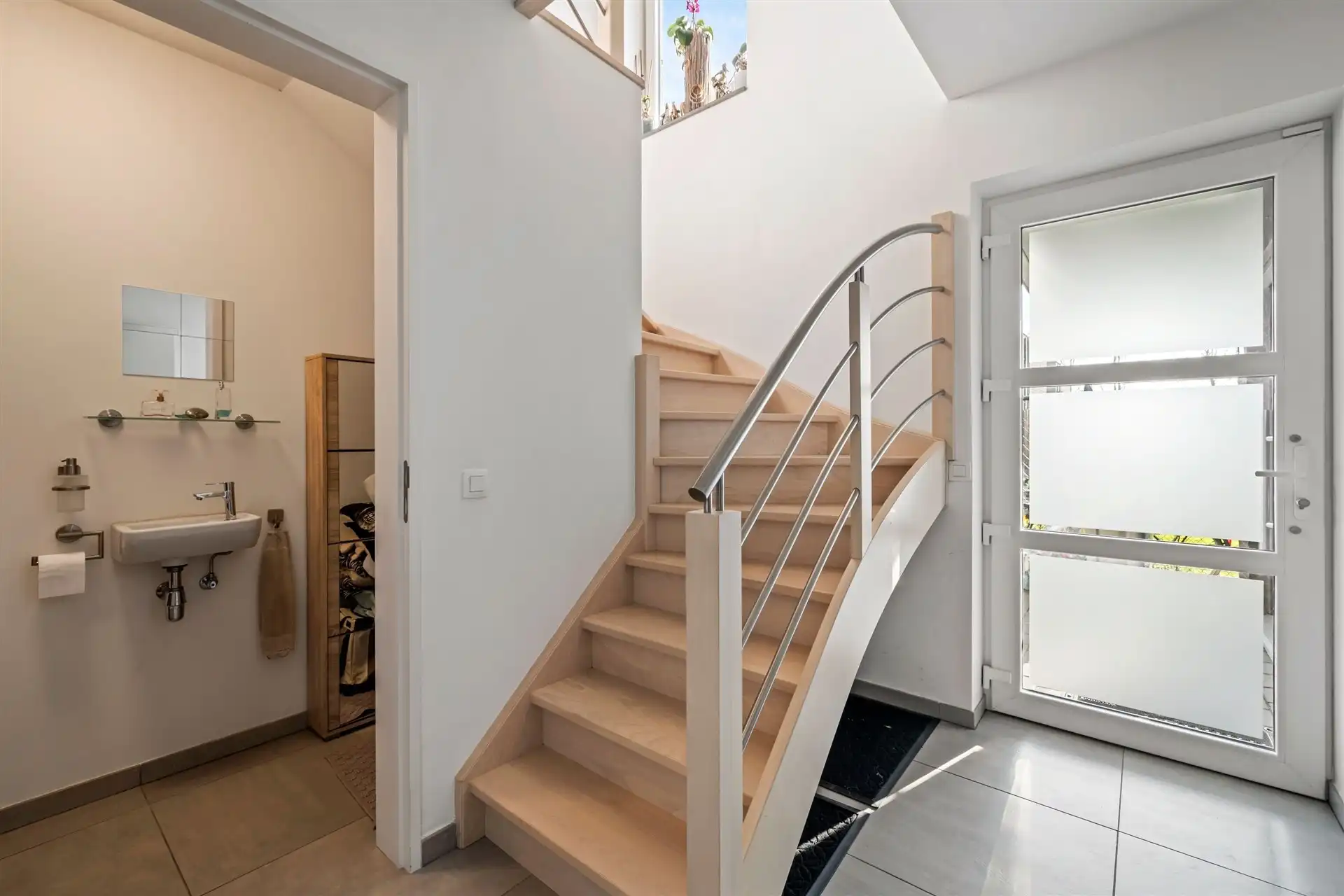 Instapklare gezinswoning met polyvalente ruimte in het hartje van Meerdonk foto 3