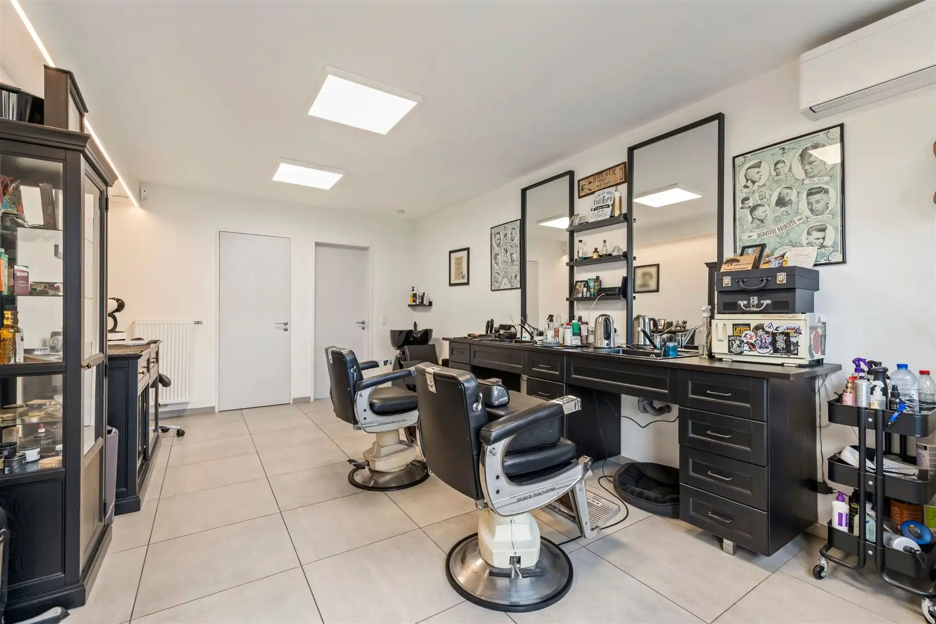 Instapklare gezinswoning met handelsruimte in het hartje van Meerdonk foto 3