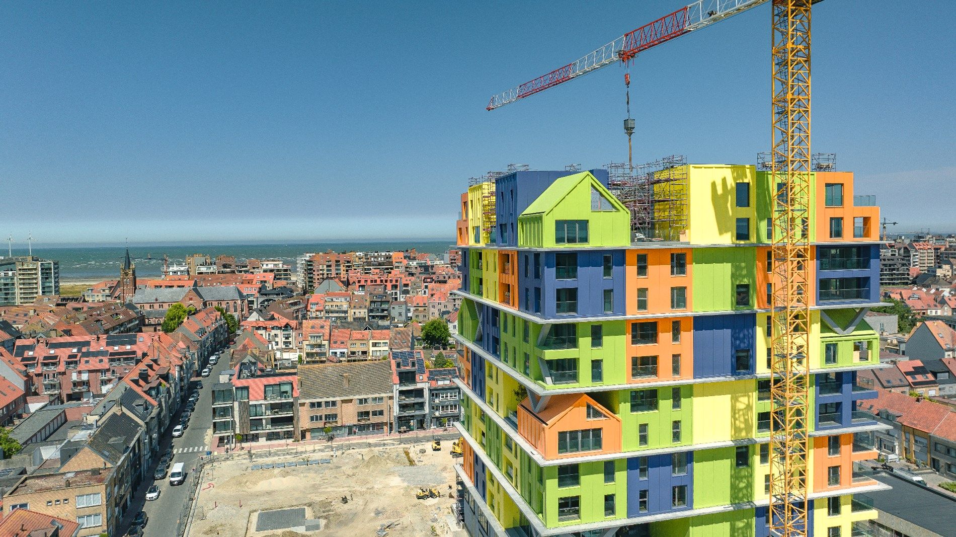 HOOST is een iconische toren met een expressief gevelontwerp op enkele honderden meters van de zee. foto 4