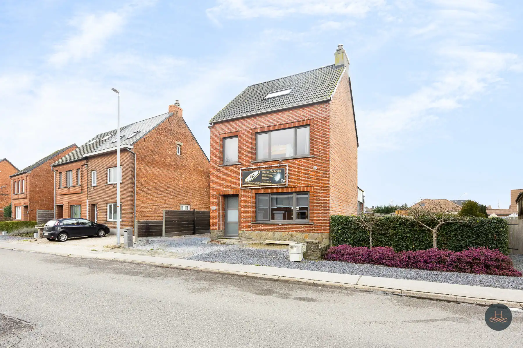 Landelijke gezinswoning met 4 slaapkamers en zeer ruime tuin foto {{pictureIndex}}