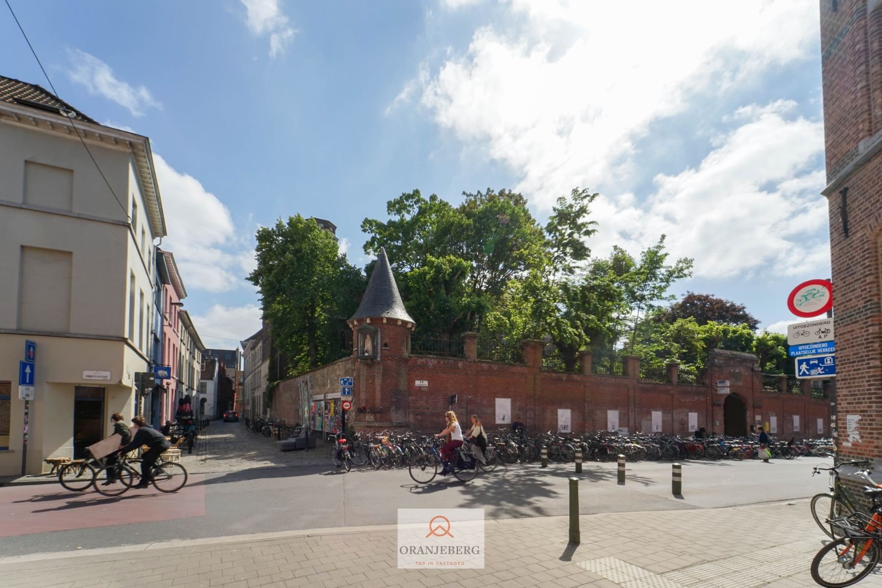 Gloednieuw gerenoveerde hoekwinkel tussen Onderbergen en Oude Houtlei foto 2