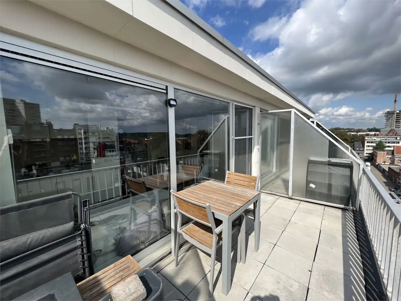 Lichtrijke, gerenoveerde studio met terras te huur in Leuven foto 6