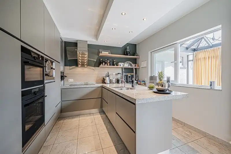 Karaktervolle, statige villawoning met 3 à 4 slpks en royale tuin foto 8