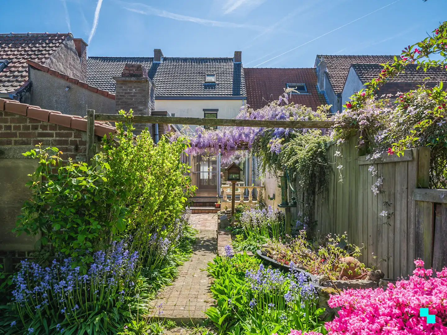 Te renoveren woning met gezellige tuin in het hart van Merelbeke foto 2