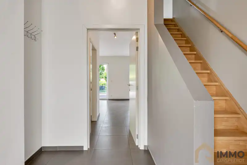 Te koop in Staden – Instapklare energiezuinige gezinswoning met garage, tuin en kelder foto 2