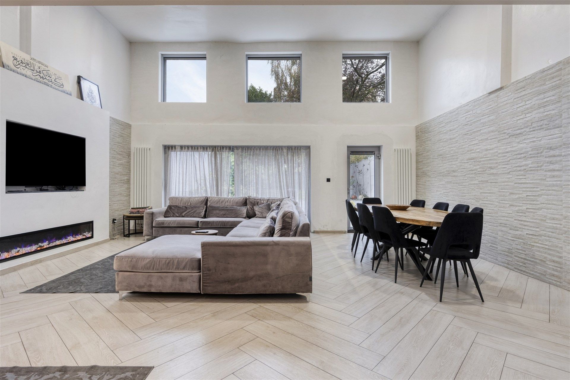 Gerenoveerd handelshuis met 4 tot 6 slaapkamers en zonnige tuin. foto {{pictureIndex}}