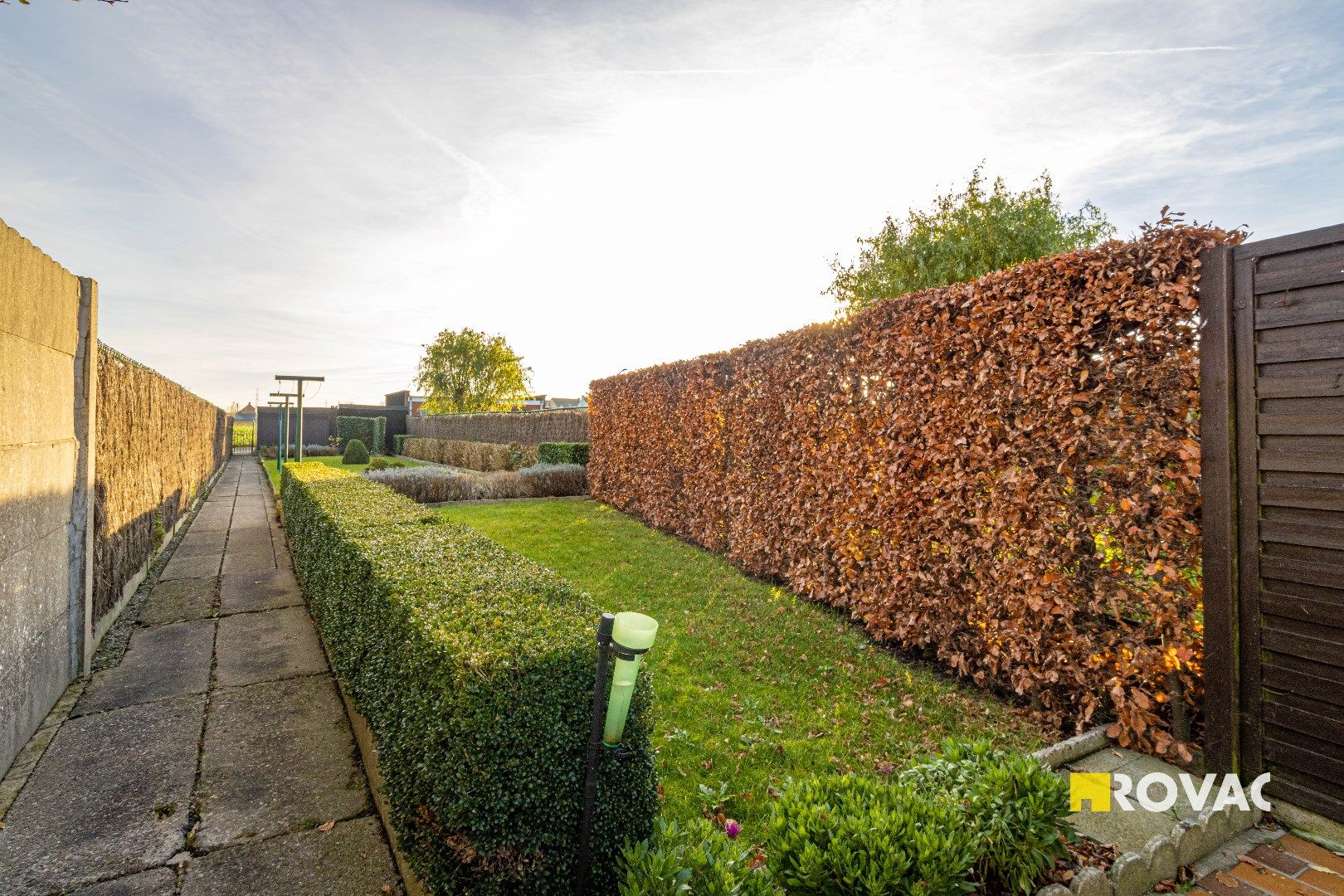 Te renoveren woning met 3 slaapkamers, uitweg en dubbele garage foto 18