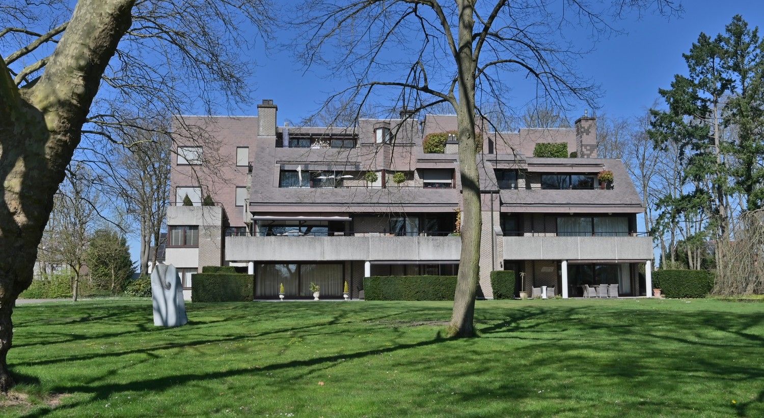 Exclusief, gelijkvloers villa-appartement van 275 m² met 4 slaapkamers, op unieke locatie in Parkdomein Petersheim, nabij het centrum van Lanaken foto {{pictureIndex}}