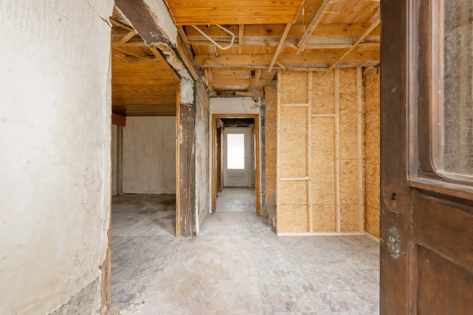 Verder te renoveren woning op toplocatie in Lichtervelde foto 3