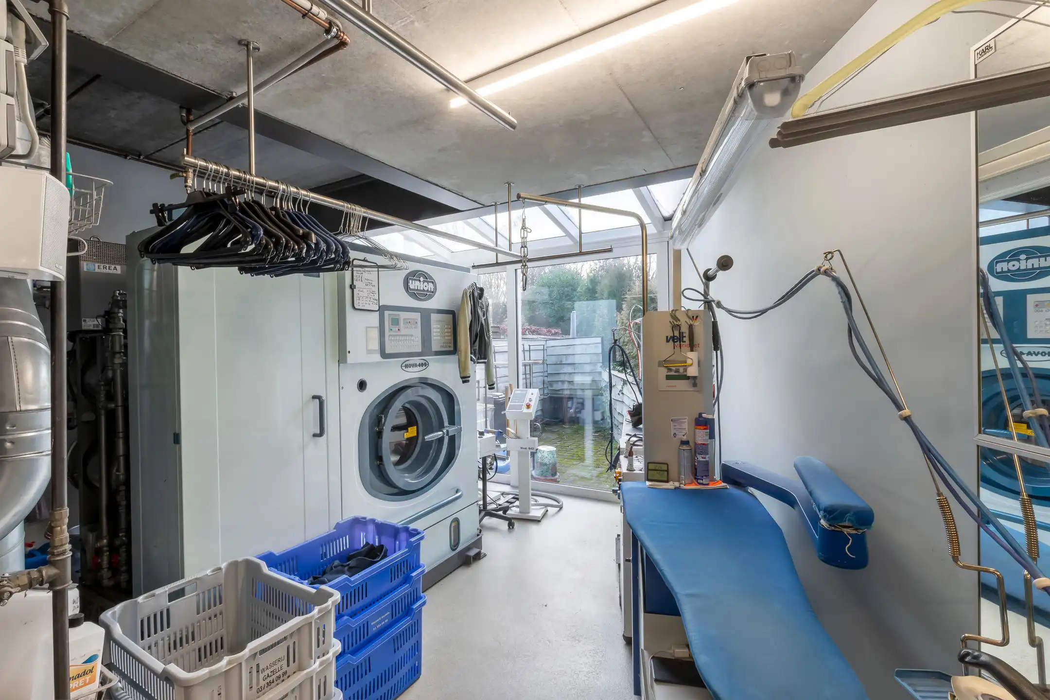 Modern gebouw met handelsgelijksvloers + duplex 1slpk app. foto 7