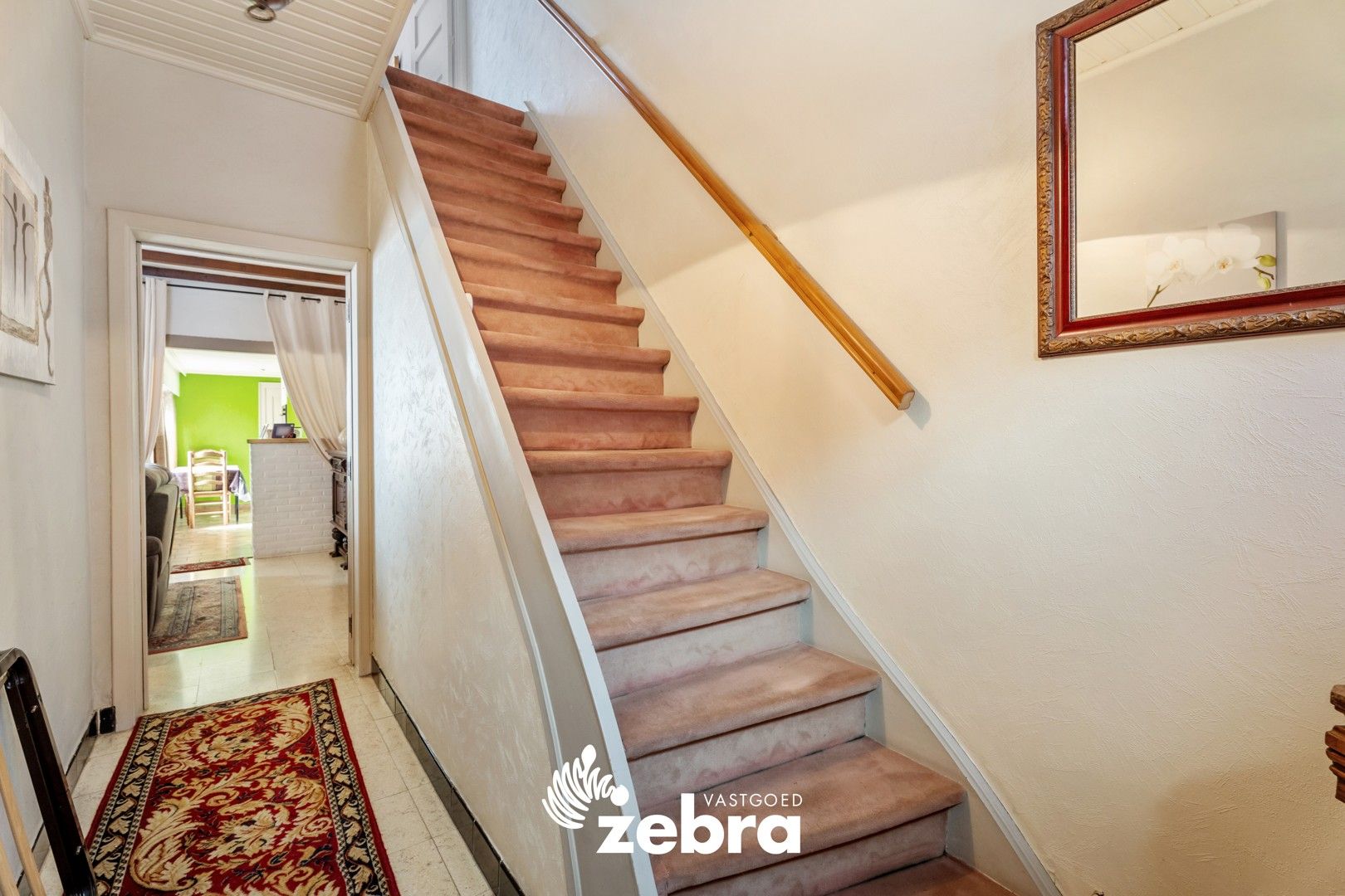 Op te frissen woning met zuidwestgerichte tuin en uitweg op een centrale ligging te Tielt! foto 3