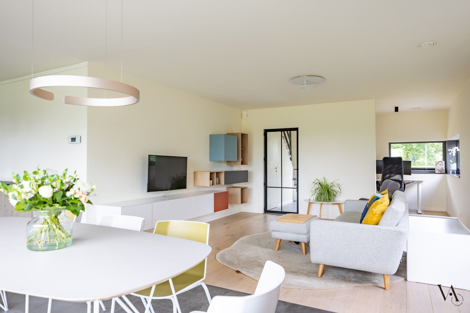 Moderne en recente gezinswoning in doodlopende straat foto {{pictureIndex}}