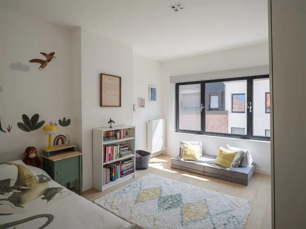 Karaktervol gerenoveerde gezinswoning (232 m²) met onder meer vijf slaapkamers. foto 22
