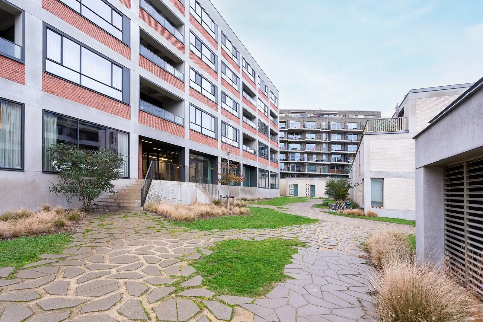 Stadsvibe en rust: energiezuinig appartement met terras foto 13