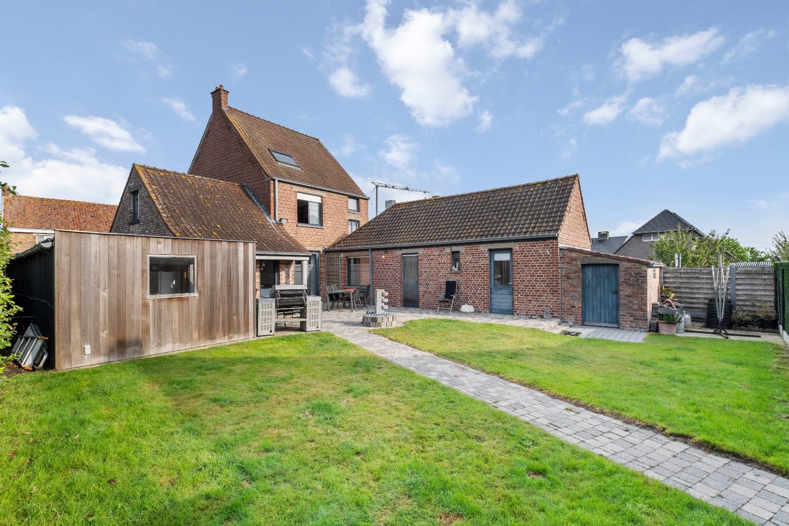 Ruime woning nabij centrum Aartrijke met garage en tuin foto 2