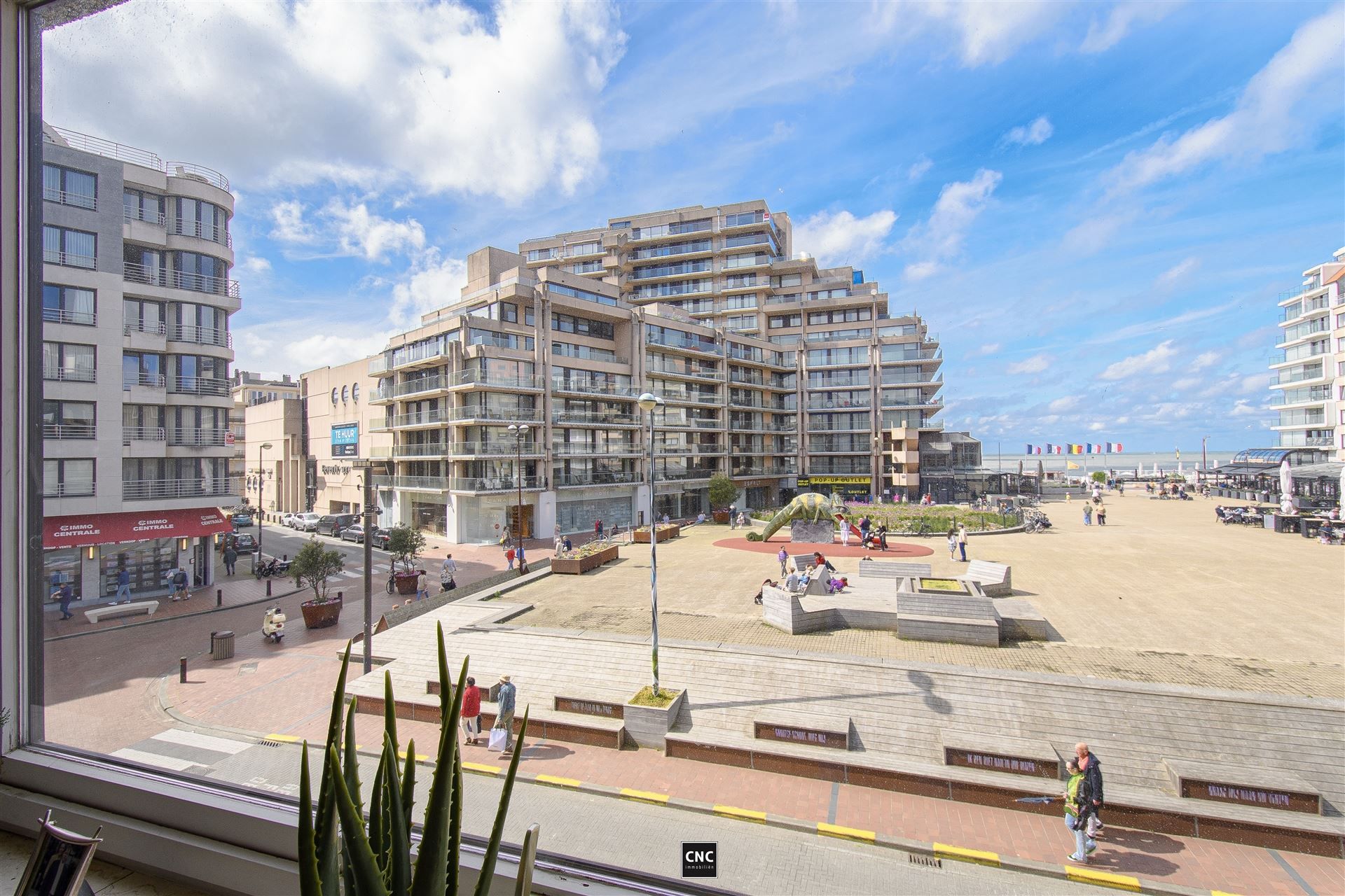 Charmante appartement gelegen in het bruisende centrum van Knokke, tegenover het Van Bunnenplein met zicht op zee foto 9