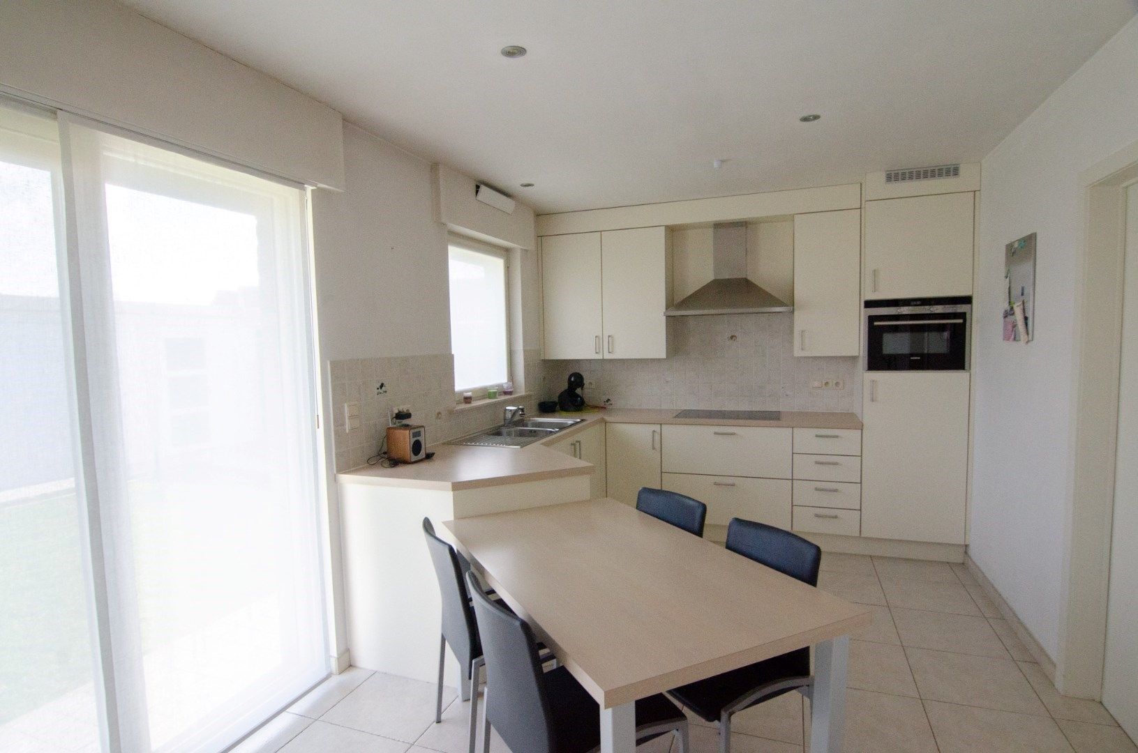 Open bebouwing in doodlopende straat met 3 slaapkamers en zongerichte tuin foto 10