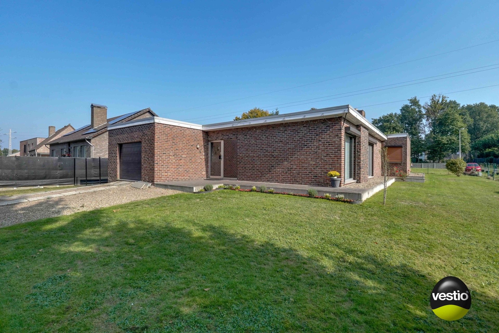 GELIJKVLOERSE BUNGALOW BOORDEVOL POTENTIEEL foto 3