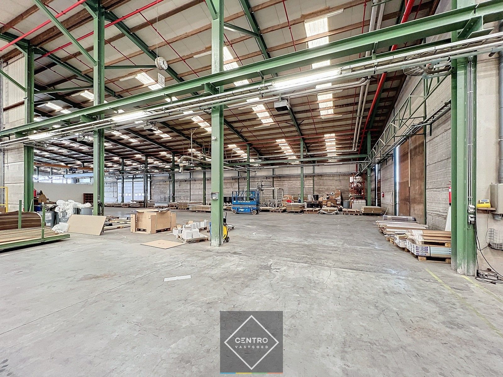 Instapklaar BEDRIJFSGEBOUW bestaande uit een geïsoleerd MAGAZIJN (± 2.935m²) met KANTOORGEBOUW (± 305m²). Ruim verhard buitenterrein én 2 rolbruggen. Op industriezone te Houthulst. foto 19